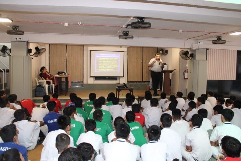 Talk by Professor of Surgery, Dr Vivek Tilwani on the dangers of addictions like vaping, smoking, alcohol, drugs etc