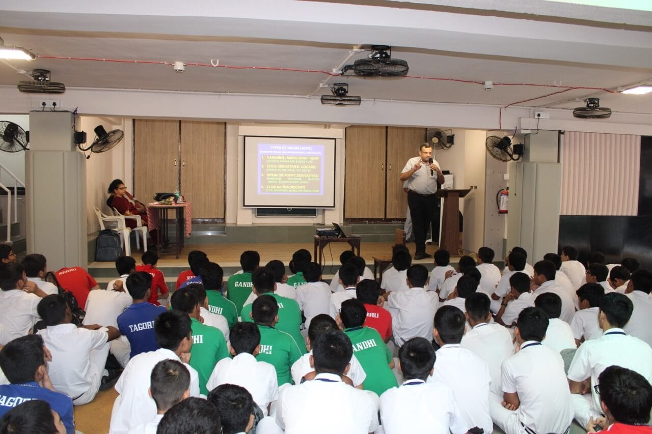 Talk by Professor of Surgery, Dr Vivek Tilwani on the dangers of addictions like vaping, smoking, alcohol, drugs etc